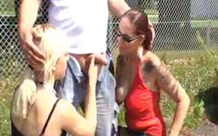 Master of porn: Sex în trei pe stradă