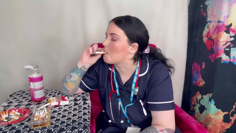 MissFFW: Verpleegster Ffw rookt meerdere sigaretten tegelijk
