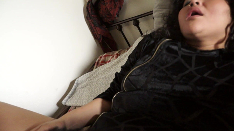 DeesDeepThroat: Dee w czarnej sukience