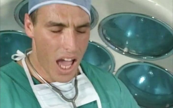 Magmafilm: Doktor Merawat Dua Jururawat Di Hospital