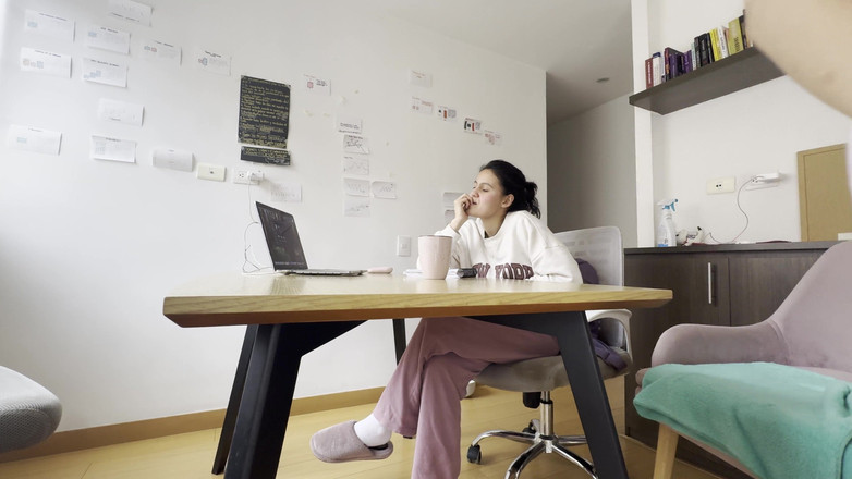 scarlettandc: Dvě dívky se navzájem dotýkají během videohovoru, aniž by si...