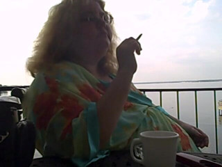 BBW nurse Vicki adventures with friends: BBW 이른 아침 연기와 커피