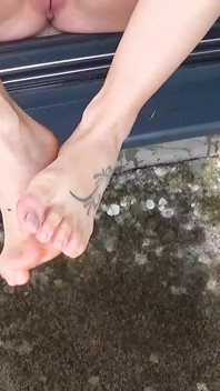 Barefeet în provocarea de îngheț a fetei goale ca Zăpada