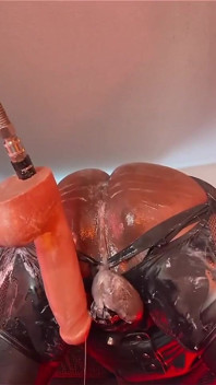Kadın egemenliği Bay Hankey dildo ile deliği açıyor - derin anal sikiş makinesi seansı