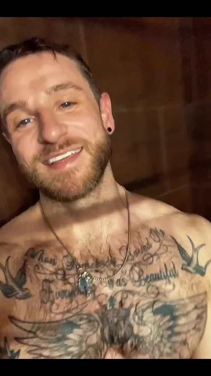 Leo Bayne: Feelin Playful Message Me Guys;)