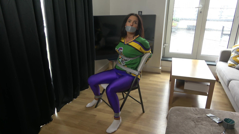 Latina Fetish: Латина в: Член хоккейной команды связана клейкой лентой к стулу и клейкой лентой с кляпом! (4K)