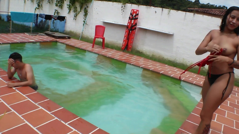 Vayolet: 一人だと思っていたのに、プールで隣人とサプライズセックス!