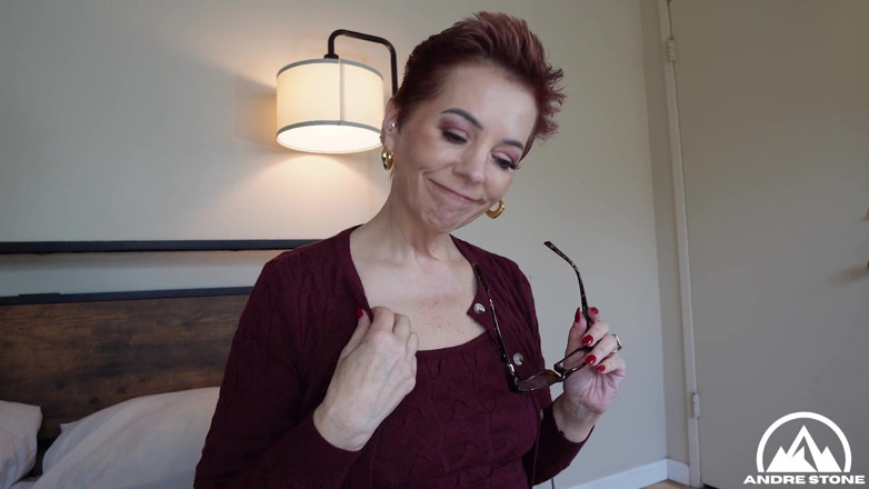 Andre Stone: Sexy rothaarige GILF-tutorin ruby Lynne lenkt dich vom Studium ab