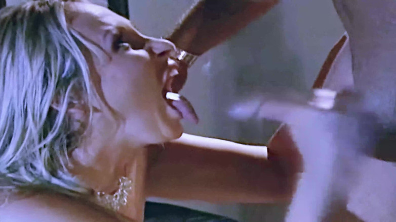Luxury Porn Channel: Deslumbrante loira milf encontra um estranho em uma festa e...