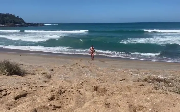 AmateurOzzyCouple: MILF Wife Goes Full Nude on a Beach