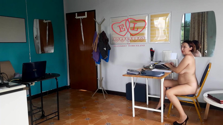 Strange stepfamily: Secretară nudistă. Angajată goală la birou. Curva goală nu este...