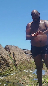 Bronceando mi cuerpo peludo y gg en la piedra del apoador en RJ