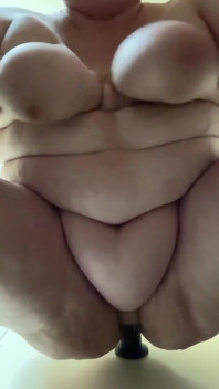 Bbwbootyful chevauche un gode de 12 pouces stimule mon clito avec un vibromasseur bullet