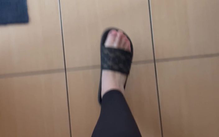 Feet: Kaki pakai sandal jepit dan jalan pakai sandal jepit