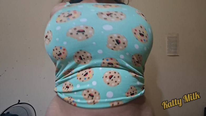 Katty-Milk: Katty Milk เขย่าและเล่นกับนมใหญ่ของจริงของเธอ