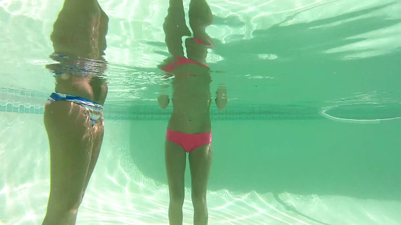 Leon Lambert Girls Twerk Parties CFNM: Лизать подругу сводной сестры под солнцем