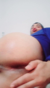 Aduh, sayang sayang, masukin jarimu ke dalam pantatku dong, sayang?
