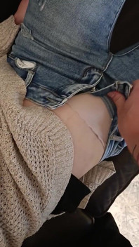 Nahaufnahme arschmassage und muschi fingern in jeans