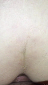La dolce matura ama l'anale ed esige un creampie anale
