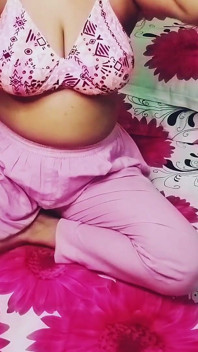 Digitación coño de hermosa chica de culo grande