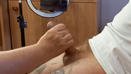 Zona901: Şişman bir kadın tarafından elle penis stimülasyonundan yakın çekim boşalma