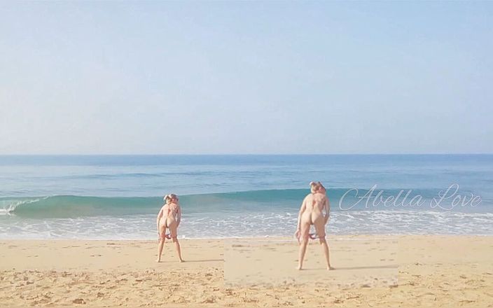 Real fun &amp; fetish: Стройная милфа принимает солнечную ванну и писает дважды на пляже