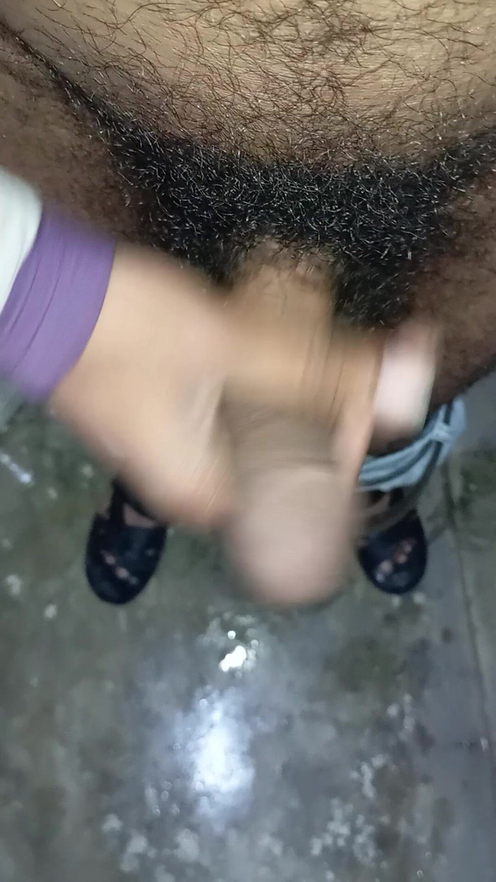 Jacksonzas: Wielki kutas owłosiony indyjski facet szarpnięcie spermy w publicznej toalecie...