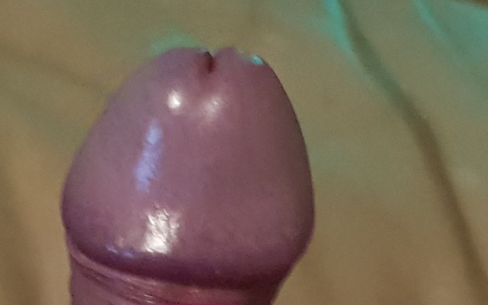 Pellefnatt: Mon ami se couche sur le canapé et branle sa...