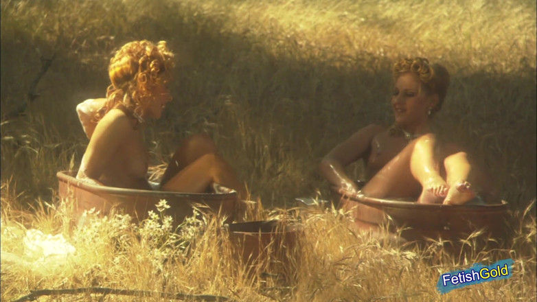 Small Boobs: Două gagici excitate se bucură să facă sex lesbian în timp...