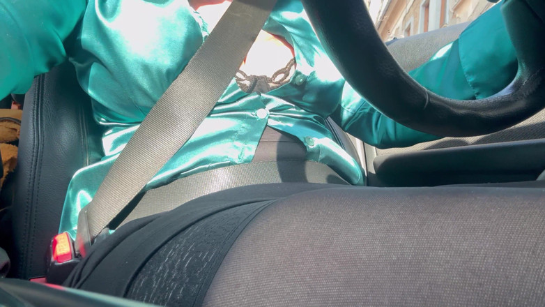 Step Mommy: Une MILF mature sexy se masturbe dans la voiture sur...