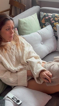 Ateşli Orta Yaşlı Seksi Kadın Azdı Ve Kanepede Sikilmek Için Yalvardı