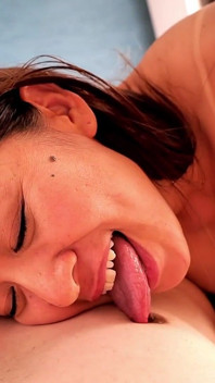 O gagică minunată și sexy bronzată care are doar dreptul de cantitate de bucată în ei 40S!