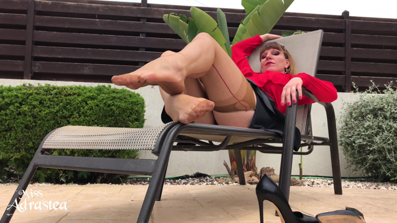 Miss Adrastea: 舔我尼龙夏天的脚底！
