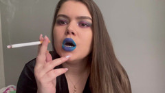 Your fantasy studio: Sexy raucherin mit blauem lippenstift