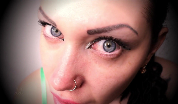 Goddess Misha Goldy: Contatto visivo ravvicinato &amp; labbra &amp; tette &amp; istruzioni per sborrare