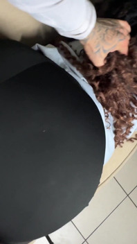 Negra secretária recebe uma promoção através de um pequeno buraco na saia