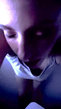 Bawa pacarku yang nakal ke glory hole