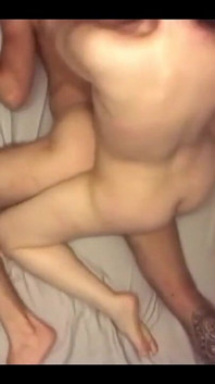 Milf nodigde een buurvrouw uit en hij riep haar waanzinnig opgewonden, hij gaf haar zijn kont