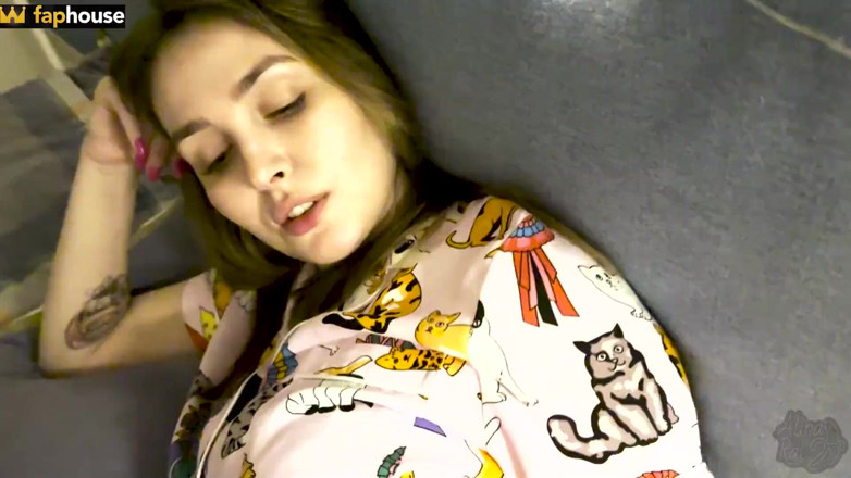 Alina Rai: 在父亲工作的时候在黑洞里操继母