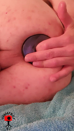 Timmyboy: Timmyboy92 Femboy brincando com plug anal grande