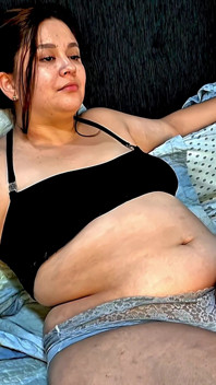La Pancia Grassa Di Nicole Prende in Giro Dopo Il Ripieno - La BBW Oscilla Sul Divano
