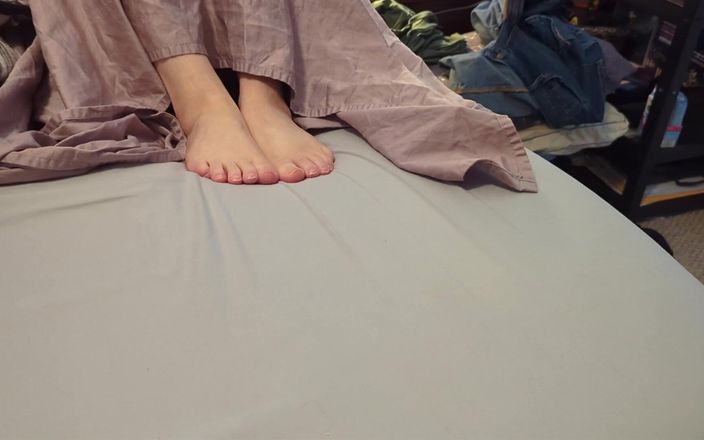 Always Fun No Pants: Hotwife fötter retas låst cuckold