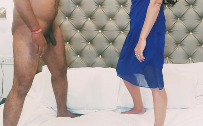Bolly Karma: Sensuele en mooie cougar heeft graag verdomd plezier