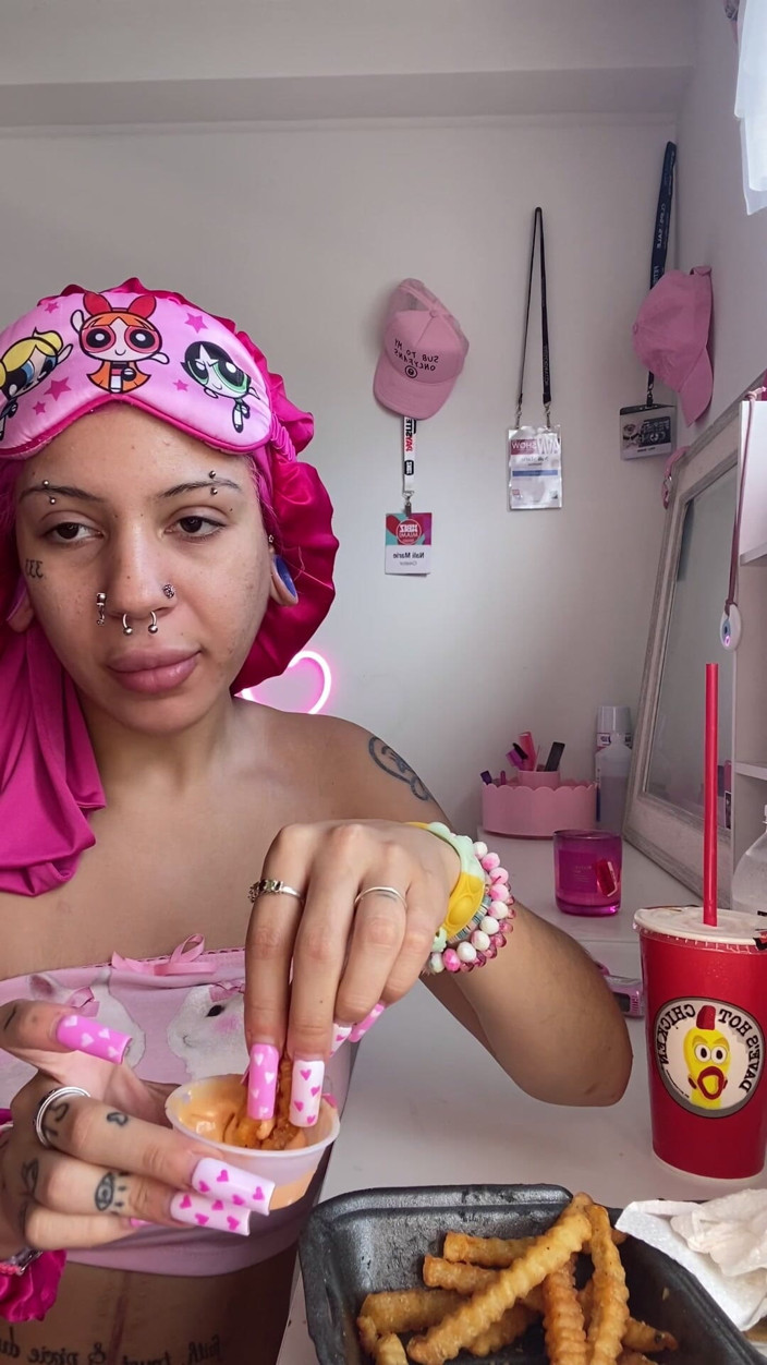 Nali Marie: Sploshing Food Facestuffing Overeating Mukbang Consumul de carne de pui...