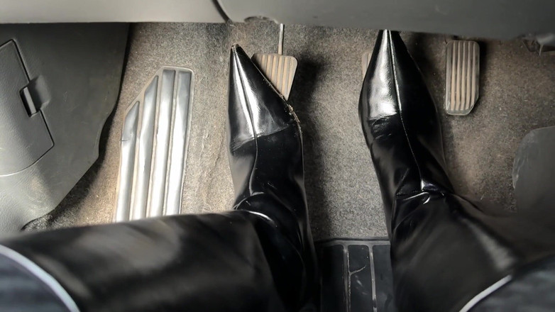 Hottie goddess: Ținută din piele neagră- revving dur în Lanos, POV