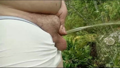 Big Pisser: Pria gemuk kencing di taman