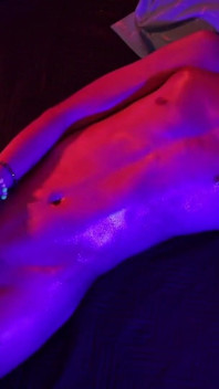 Sexy hubená Twink Magic C honí jeho velkého ptáka olejem střílí tlustou nálož spermatu