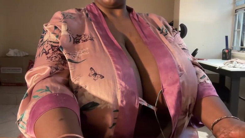 Legendary Booty Overdose: Tante semok kulit hitam lagi asik muasin memeknya pakai vibrator...