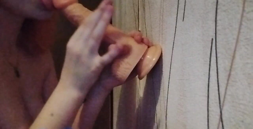 Miss_Kaprizzz19: 恥ずかしがり屋の女の子がチンポをしゃぶってるけど、僕のやり方気に入った?