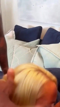 Cewek rambut pirang dengan toket besar jala di-gangbang sama kontol besar pria kulit hitam